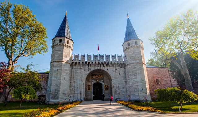 كل ما تريد معرفته عن قصر توبكابي " الباب العالي " في اسطنبول