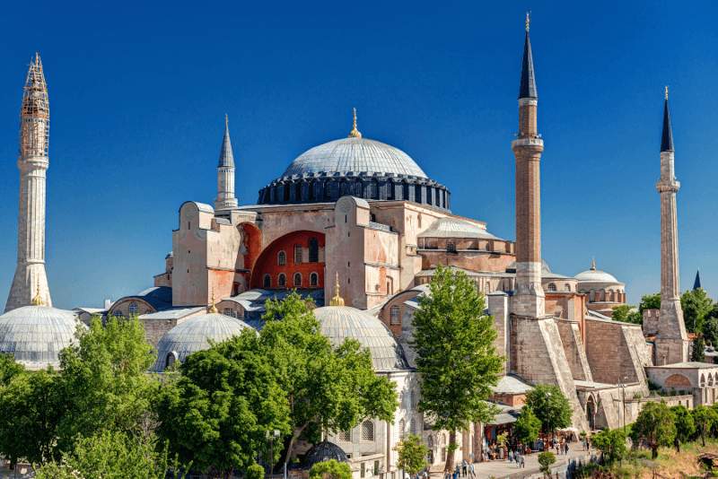 مسجد أيا صوفيا الجميل في إسطنبول ، ولماذا ينبغي عليك زيارته ؟